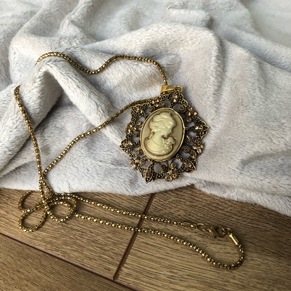 Vintage asthetic Victorian style necklace